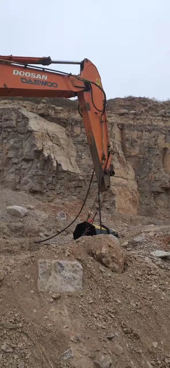 替代破锤破岩石机器 洞采金矿劈石机 挖地基打硬石头劈裂机