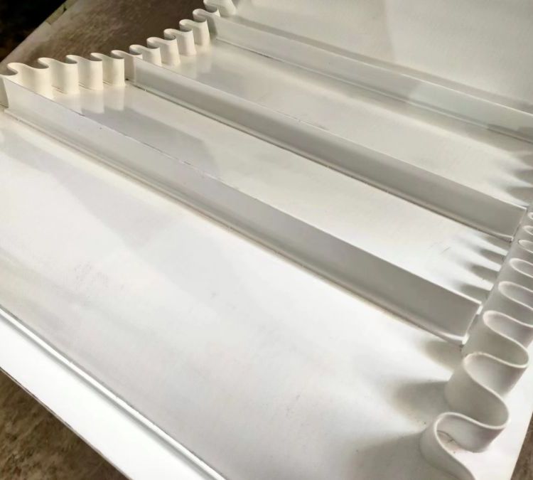 工厂大量生产流水线输送带 PVC传动带PU裙边带挡板带