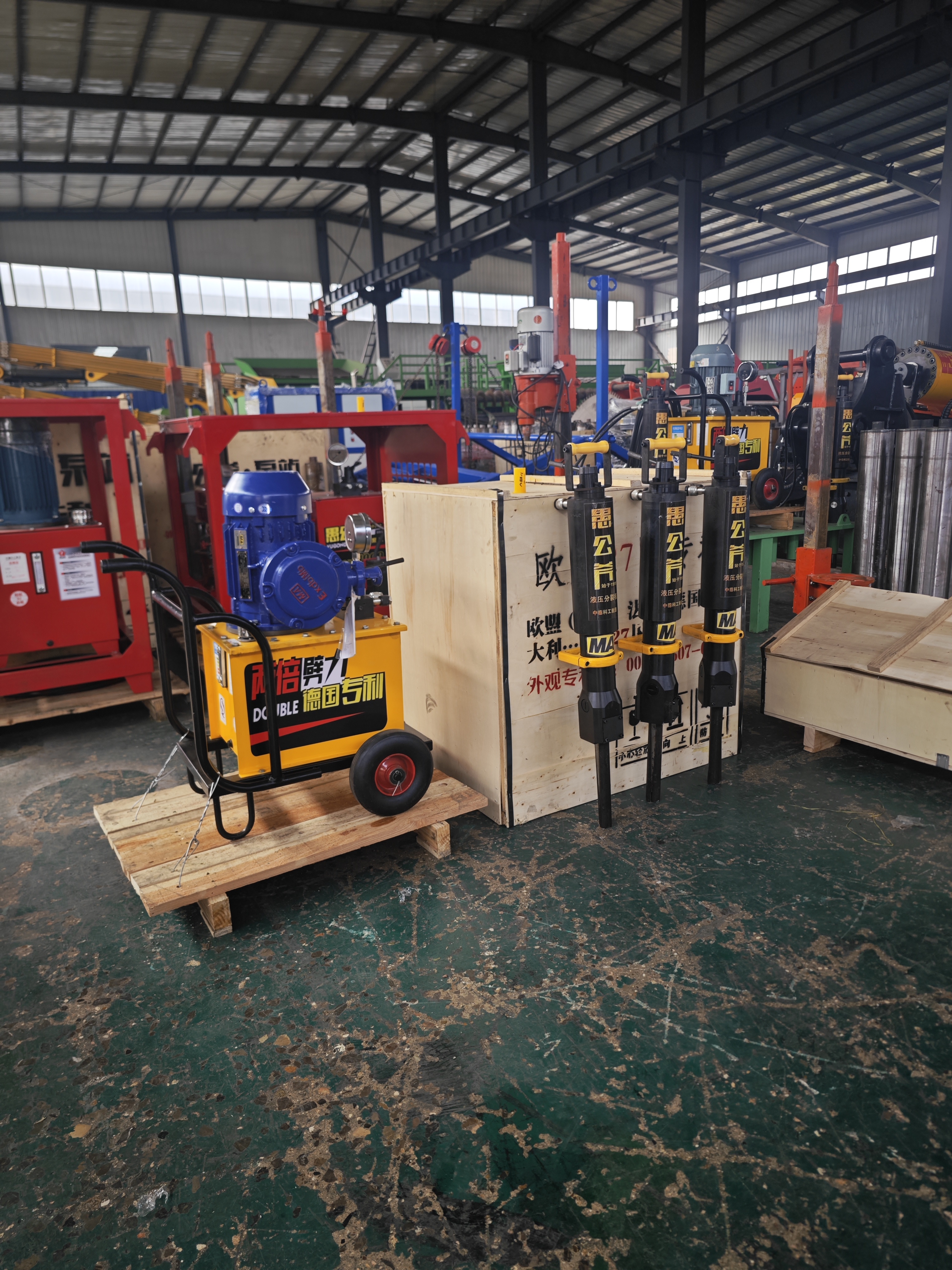 基坑开挖 道路扩宽 混凝土桩头劈裂机 金矿分裂机