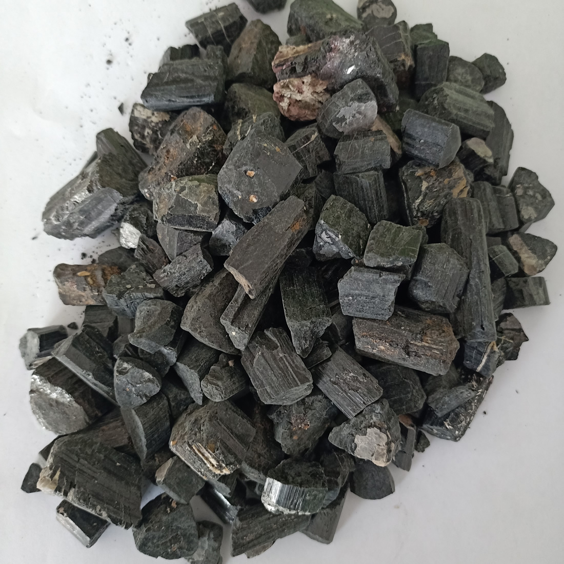 供应1-5厘米柱状电气石 单晶体黑碧玺 黑色托玛琳石 晶体托玛琳