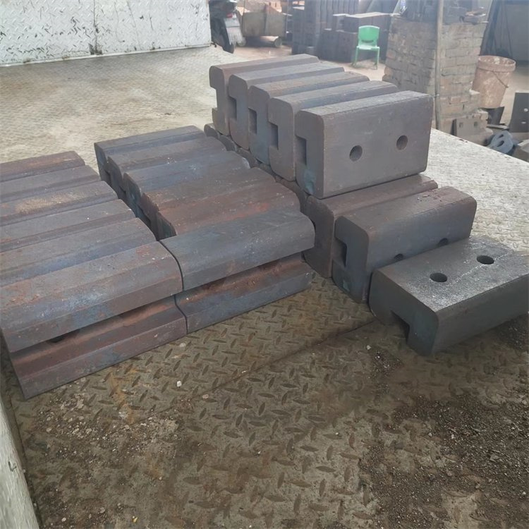 合金耐磨衬板铸造 高铬耐磨锤厂家 破机配件生产基地