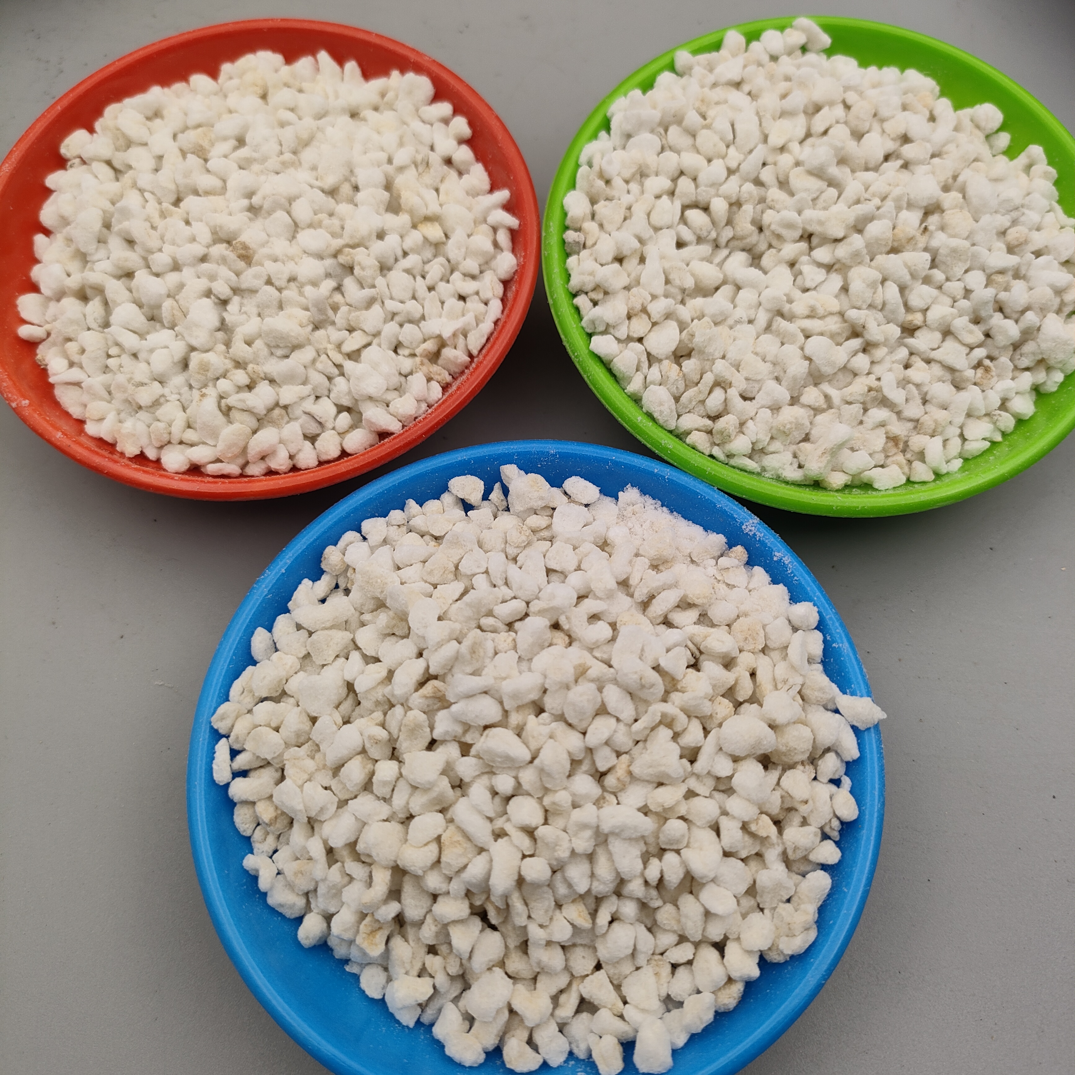 供应3-6mm珍珠岩 蔬菜种植 育苗基质 隔热材料保温用 样品免费