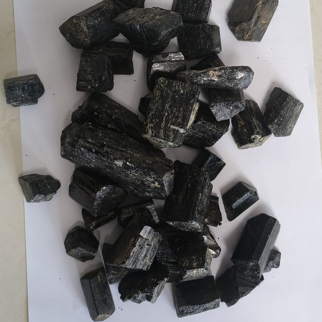 供应晶体状电气石原矿 托玛琳石 黑碧玺 1250目电气石粉