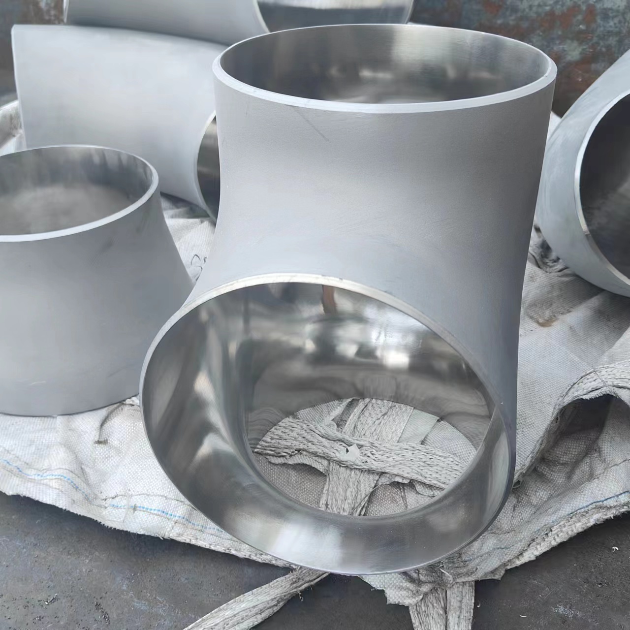 衬四氟等径三通 异径全盘 双盘弯头焊法兰异型件 抻舟