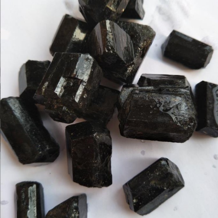 供应原矿石汗蒸房用托玛琳石黑碧玺颗粒 电气石颗粒