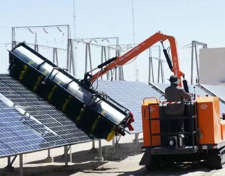 履带式太阳能板清洗车沙地丘陵光伏清洗机 履带光伏板清洁设备