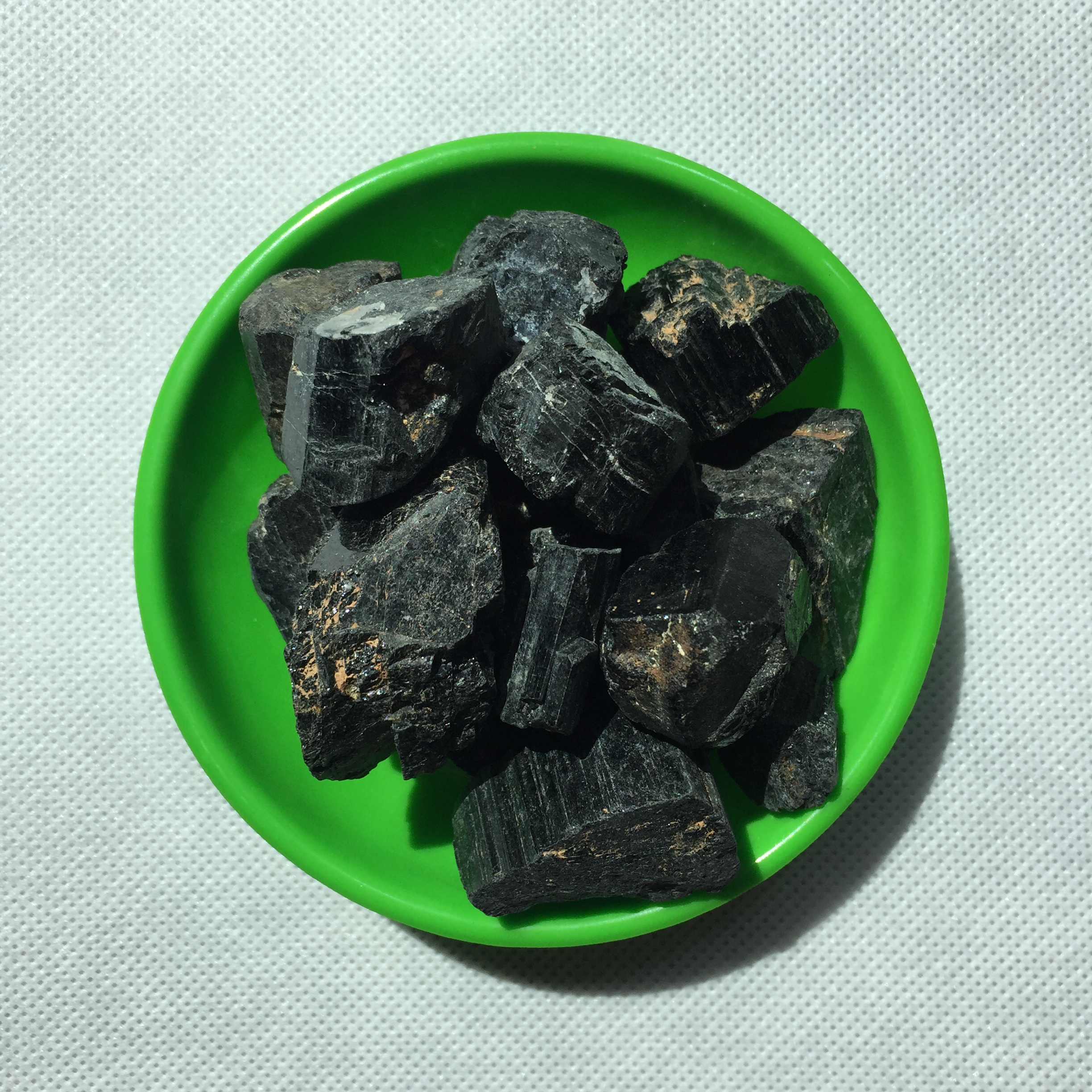 马跃供应 黑色多晶体电气石颗粒 托玛琳石 汗蒸房用电气石块