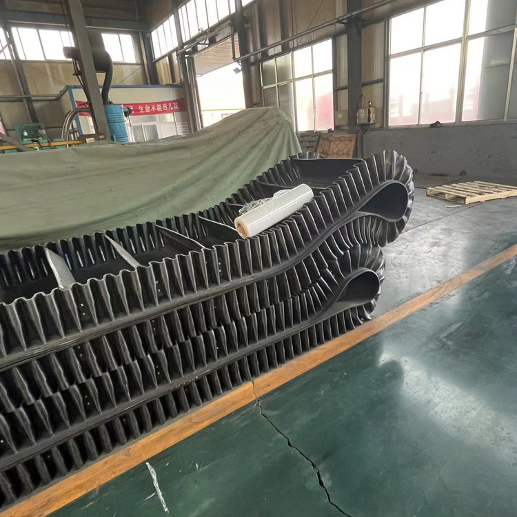 大倾角波纹挡边输送带 阻燃裙边输送胶带 砂石传输环形挡边带