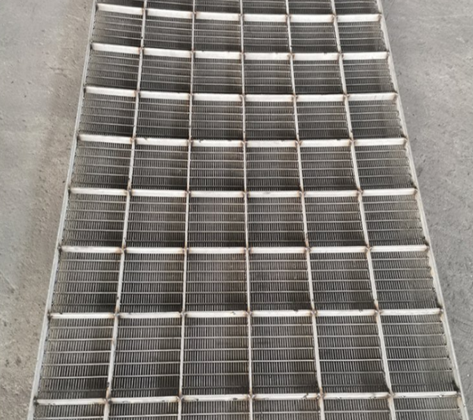 供应 机械矿用防腐筛分网 直线振动筛不锈钢筛板 规格可定制