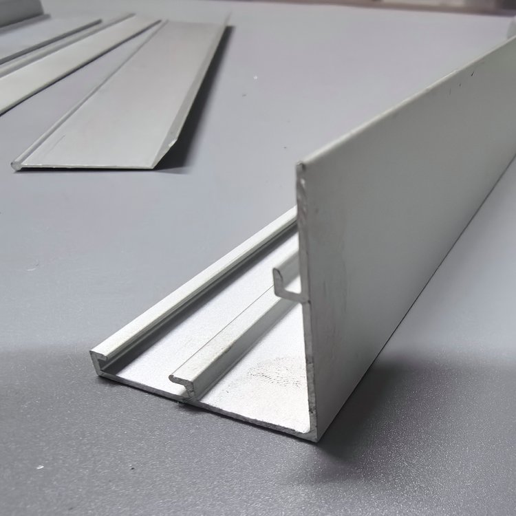 爱信 中阁风口铝材 易于切割 库存充足 厂家定制