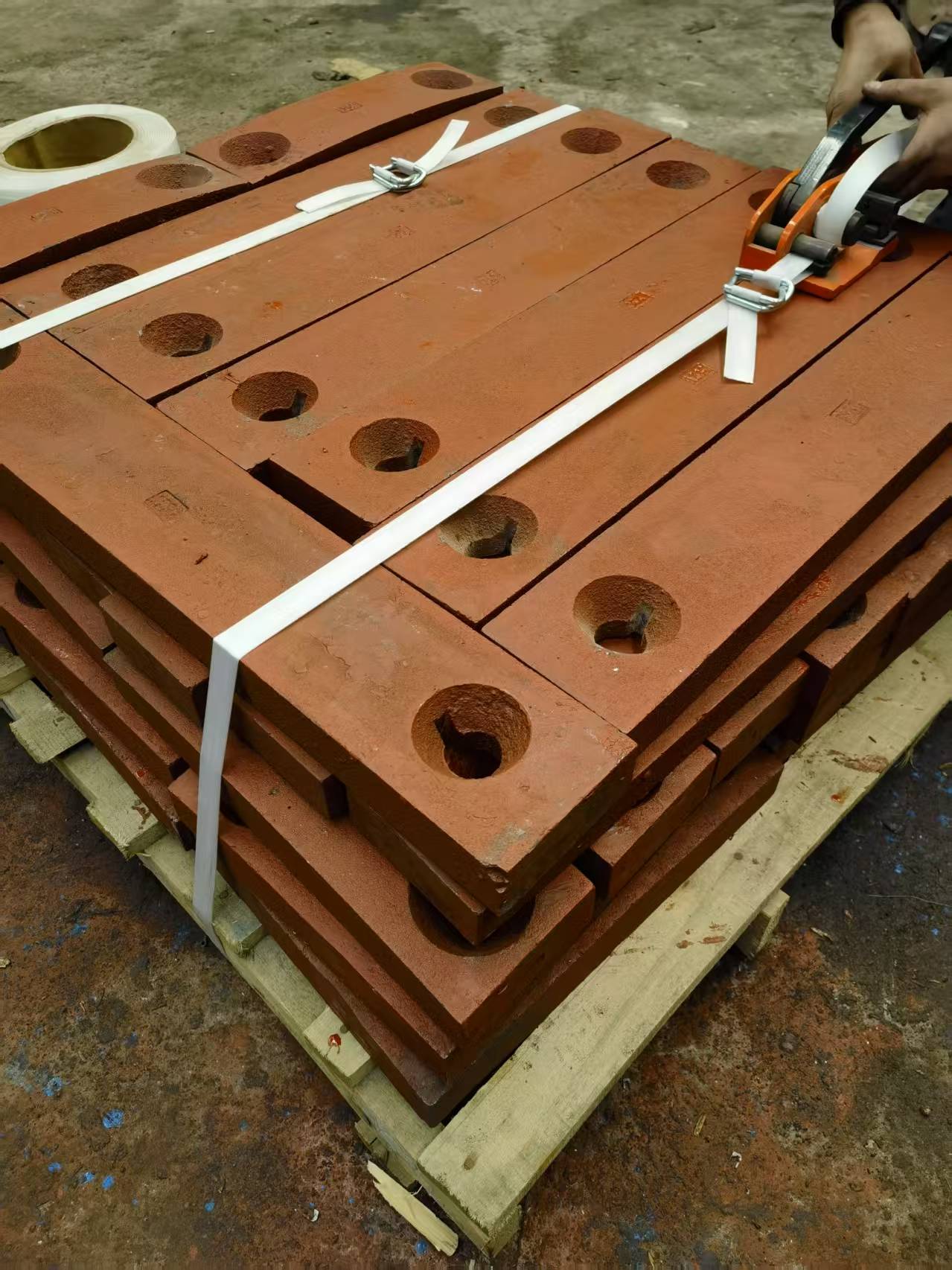 破机耐磨配件厂家直供多种高锰钢合金配件球磨机衬板