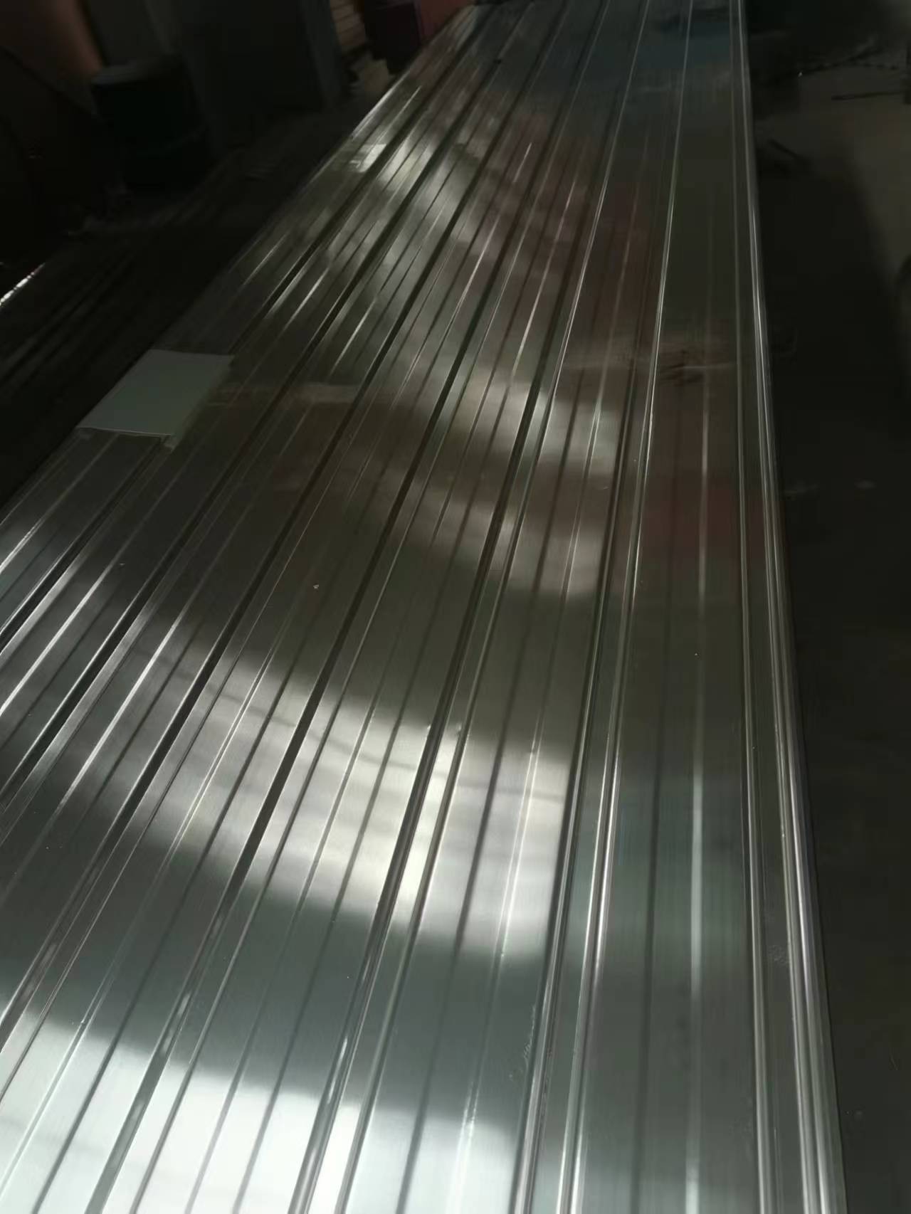 供应1060 3003 5052 6061型铝材 0.8厚及仿古瓦765民用屋顶用铝瓦楞板