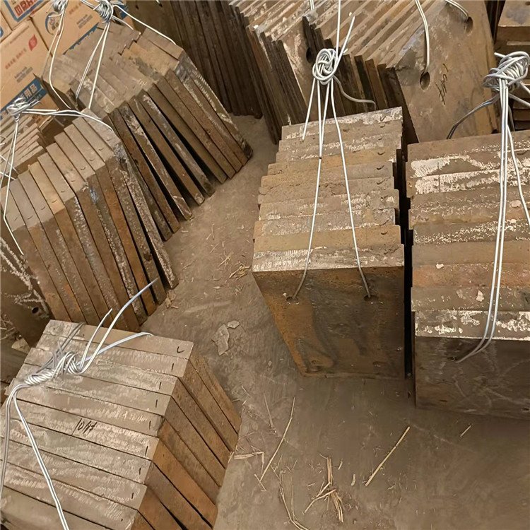 高铬铸铁BTMCr12-DT备煤塔衬板耐高温高硬度表面喷砂外观好看