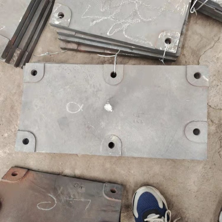 高铬铸铁BTMCr12溜槽衬板耐高温高硬度表面喷砂外观好看