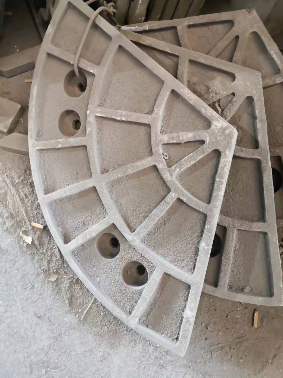 Mn13Cr2破机耐磨板材Mn18Cr2Mo石机衬板扇形上牙板