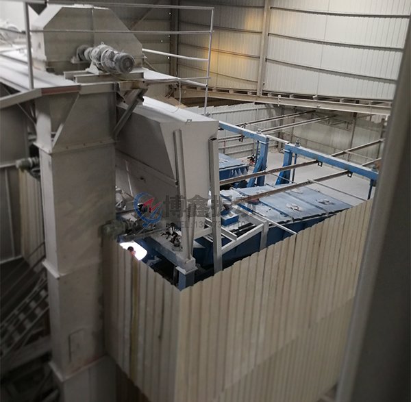 新乡博鑫振动的环保高效的带式斗式提升机