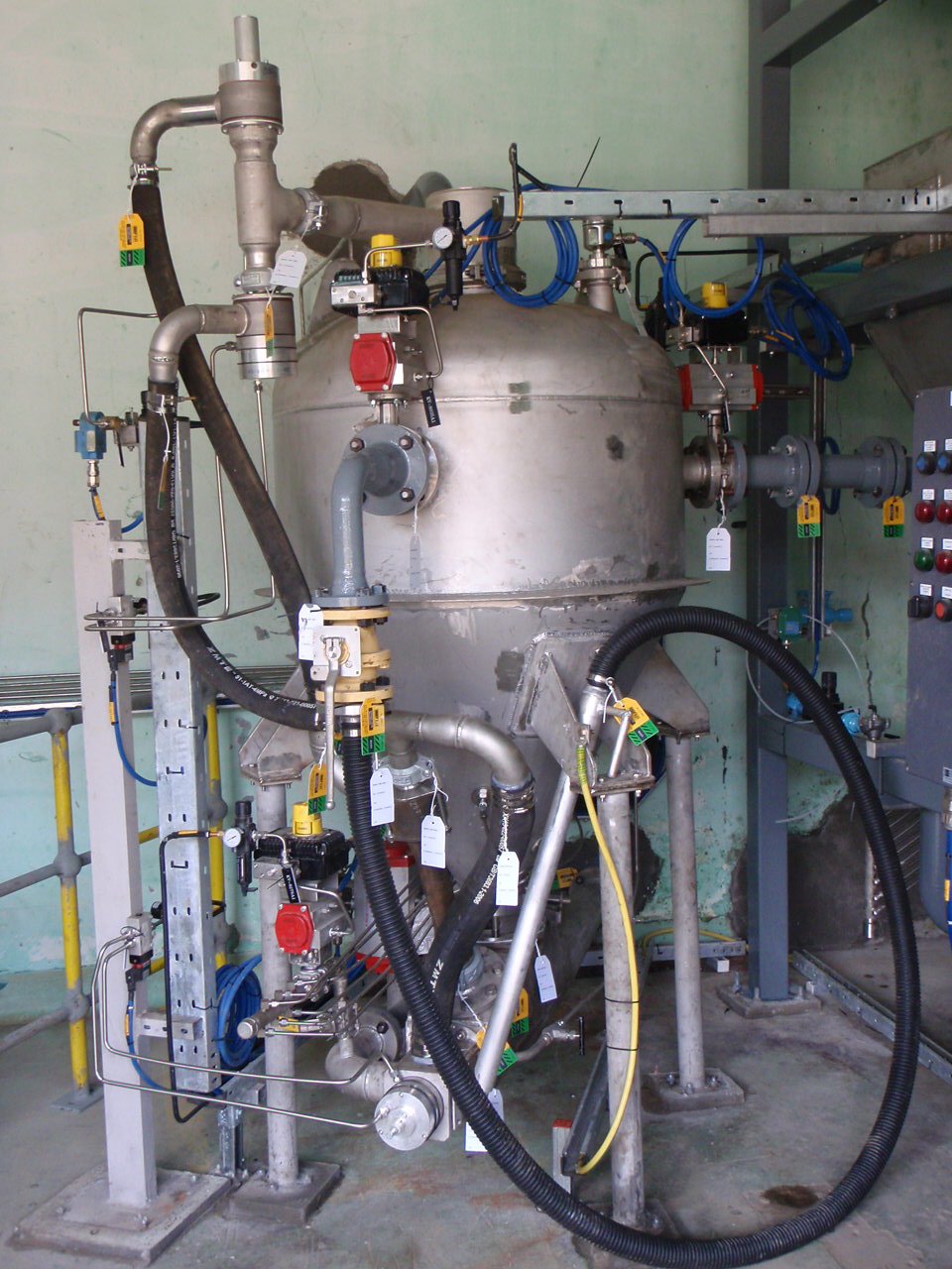 负压入料中压密相发送罐