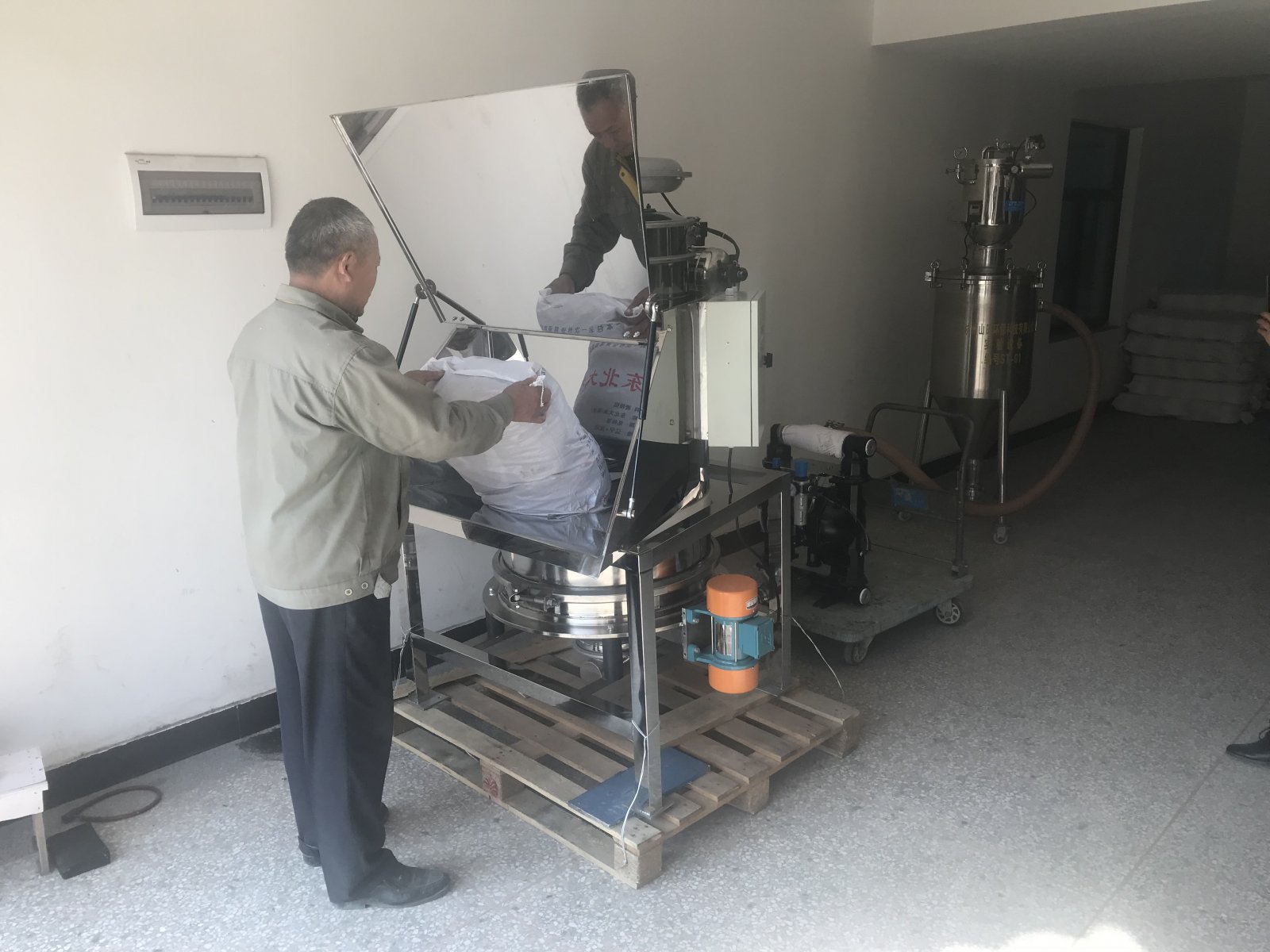 小袋拆包投料站