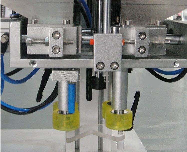 半自动鸭嘴盖塑料盖搓盖机