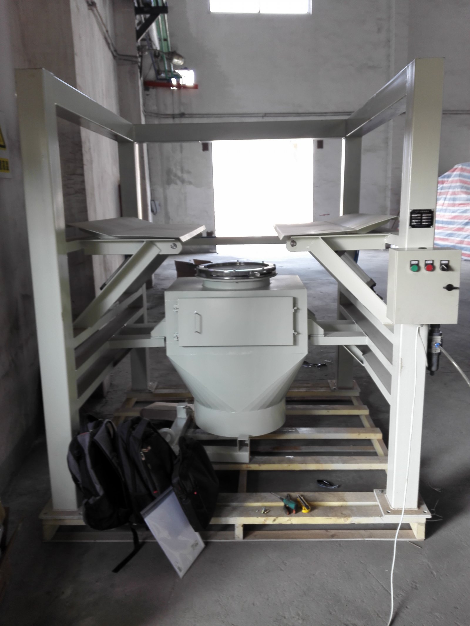 吨袋拆包卸料机