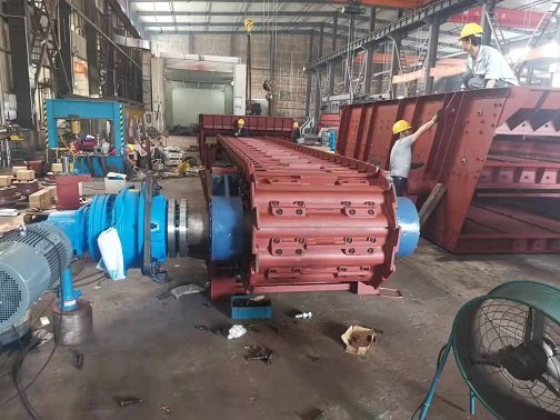 板式给料机防跑偏结构