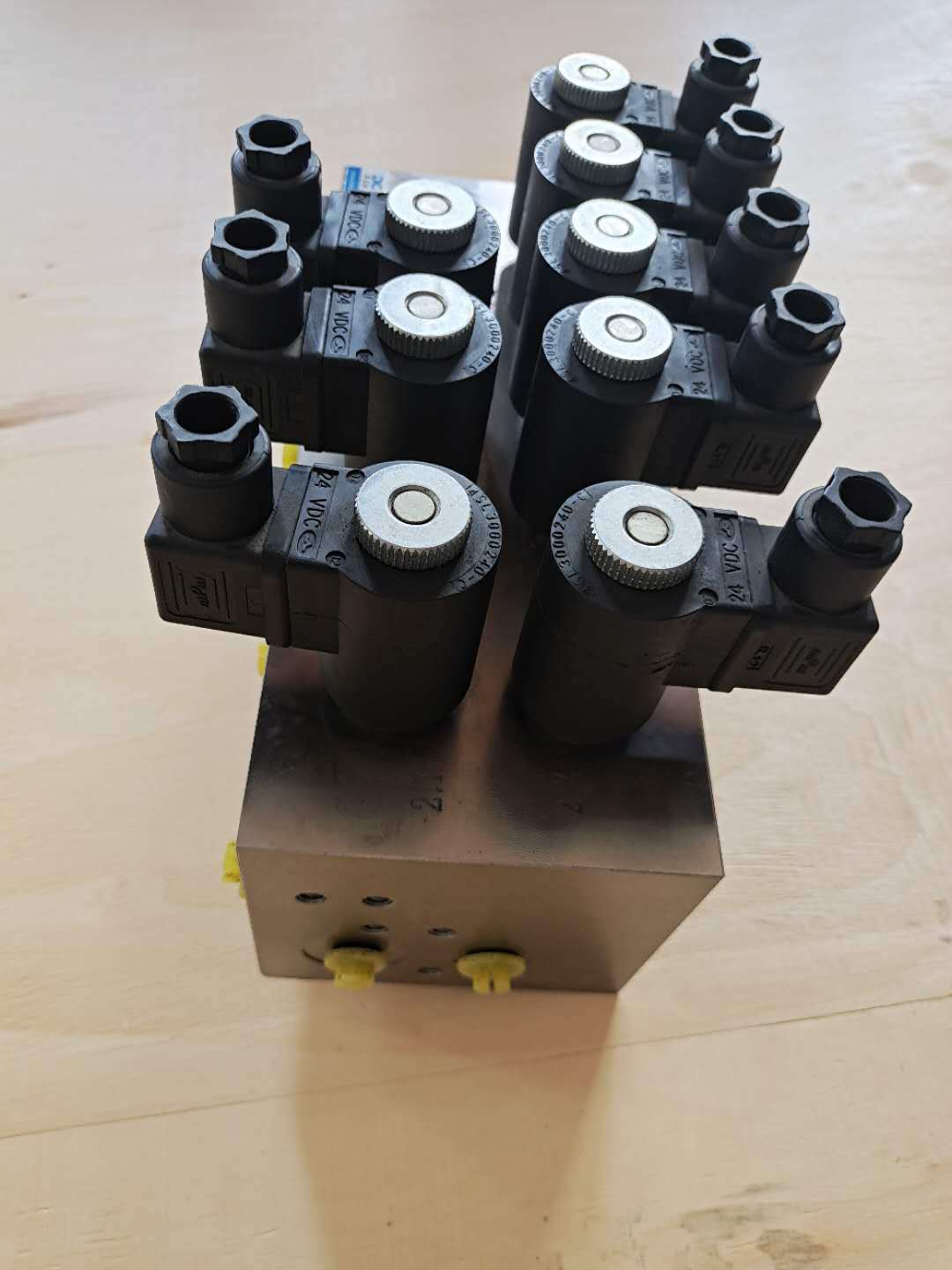 80T履带吊控制阀组