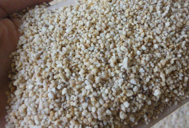 草坪石英砂在手中s-12-2