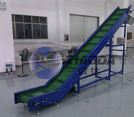 裙边带挡板皮带机