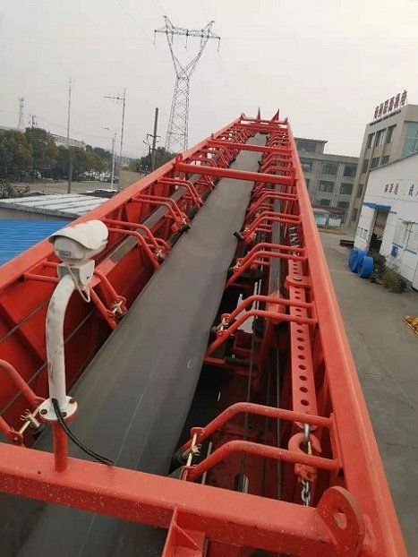 履带式混凝土布料机槽型托辊结构介绍