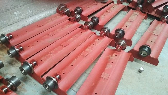 板式给料机的输送槽板新结构