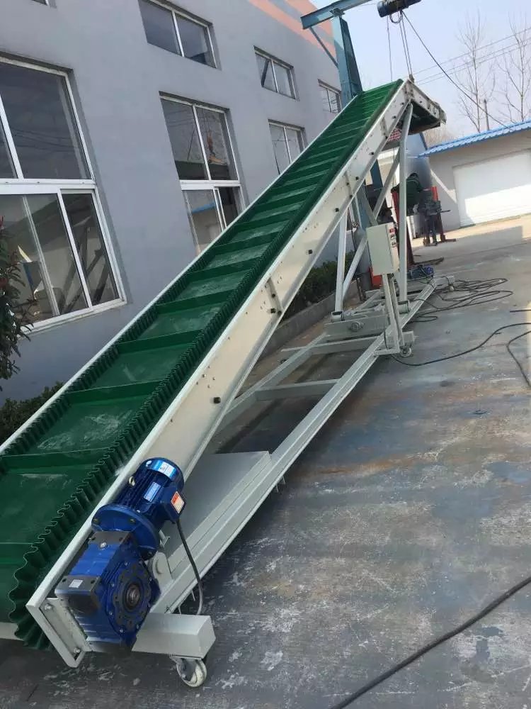 爬坡裙边挡板皮带输送机