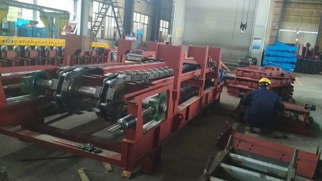 板式给料机从动链轮及拉紧装置描述