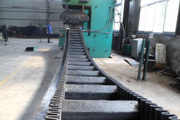 波状挡边大倾角带式输送带