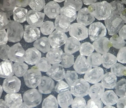 HPHT晶种温差法合成无色近无色钻石原石