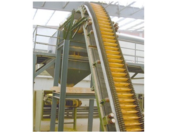 大倾角挡边带式输送机