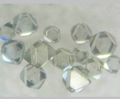 HPHT恒温法合成白色小钻石原石