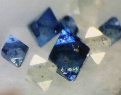 HPHT恒温法合成蓝色小钻石原石