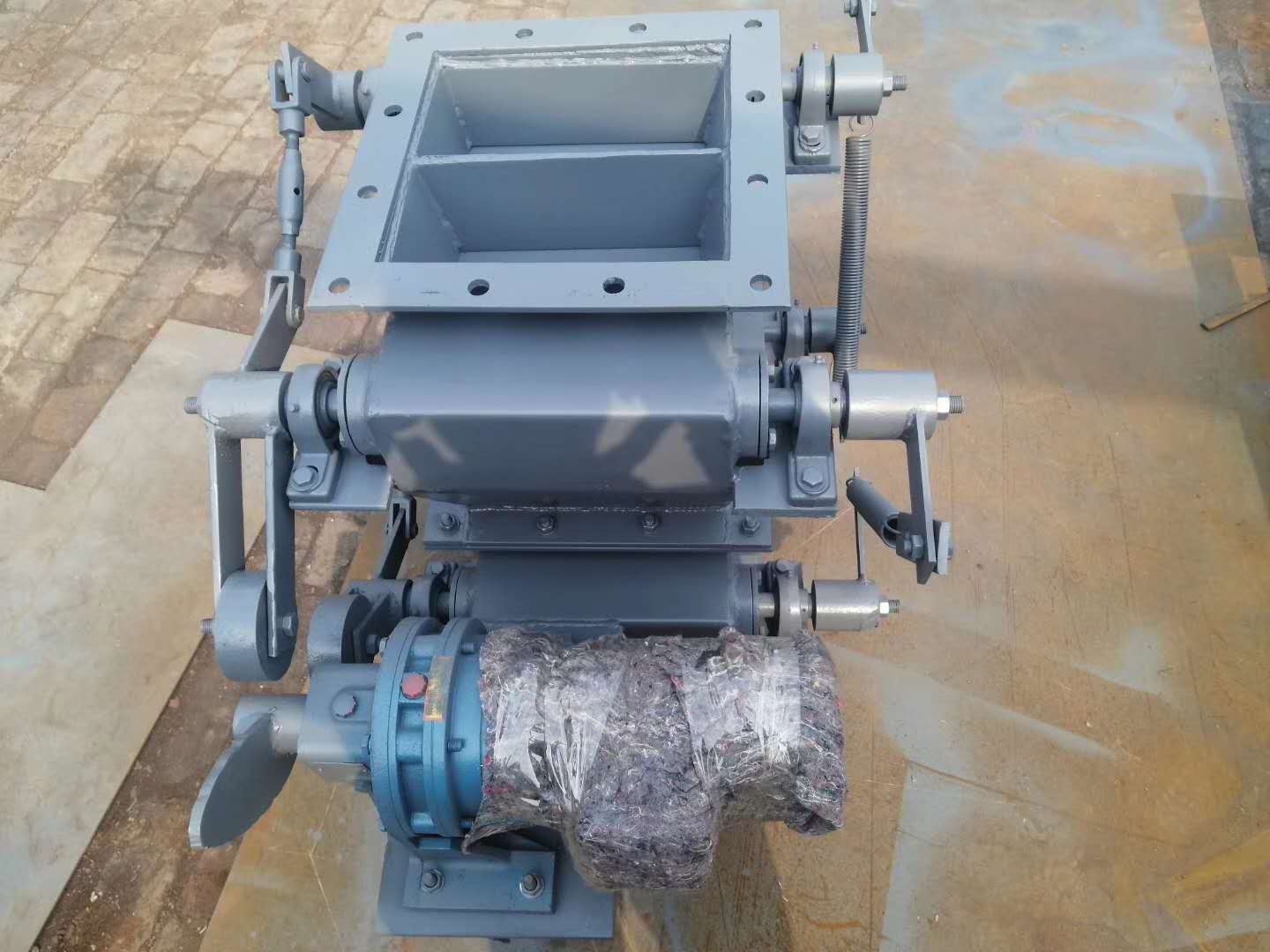 新疆乌鲁木齐300X300电动单双层重锤式锁风翻板阀