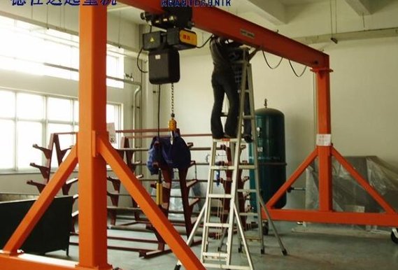 半门式起重机