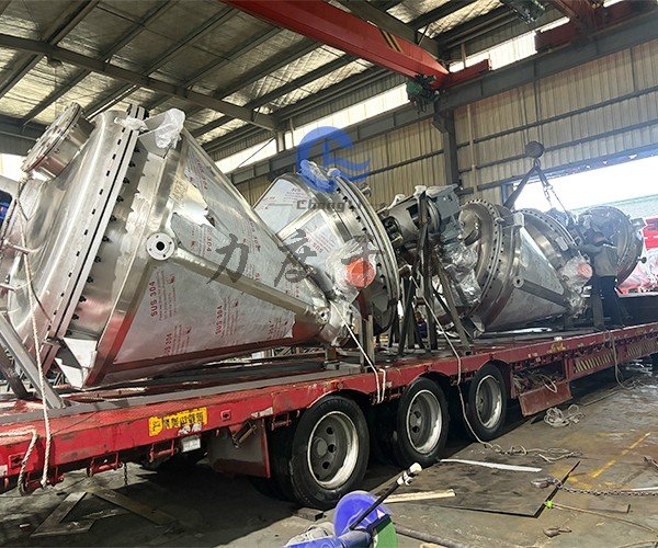 1.jpg 单锥螺带真空干燥机发货现场:奏响高效与品质的乐章!