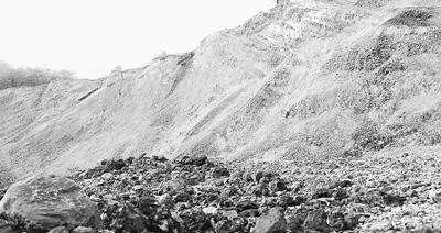 四川叙永县两河镇保丰村3社堆积如山的硫铁矿矿渣