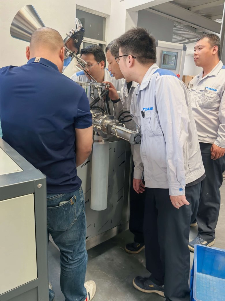 123710_698733_gsdt.jpg 众人围观.jpg