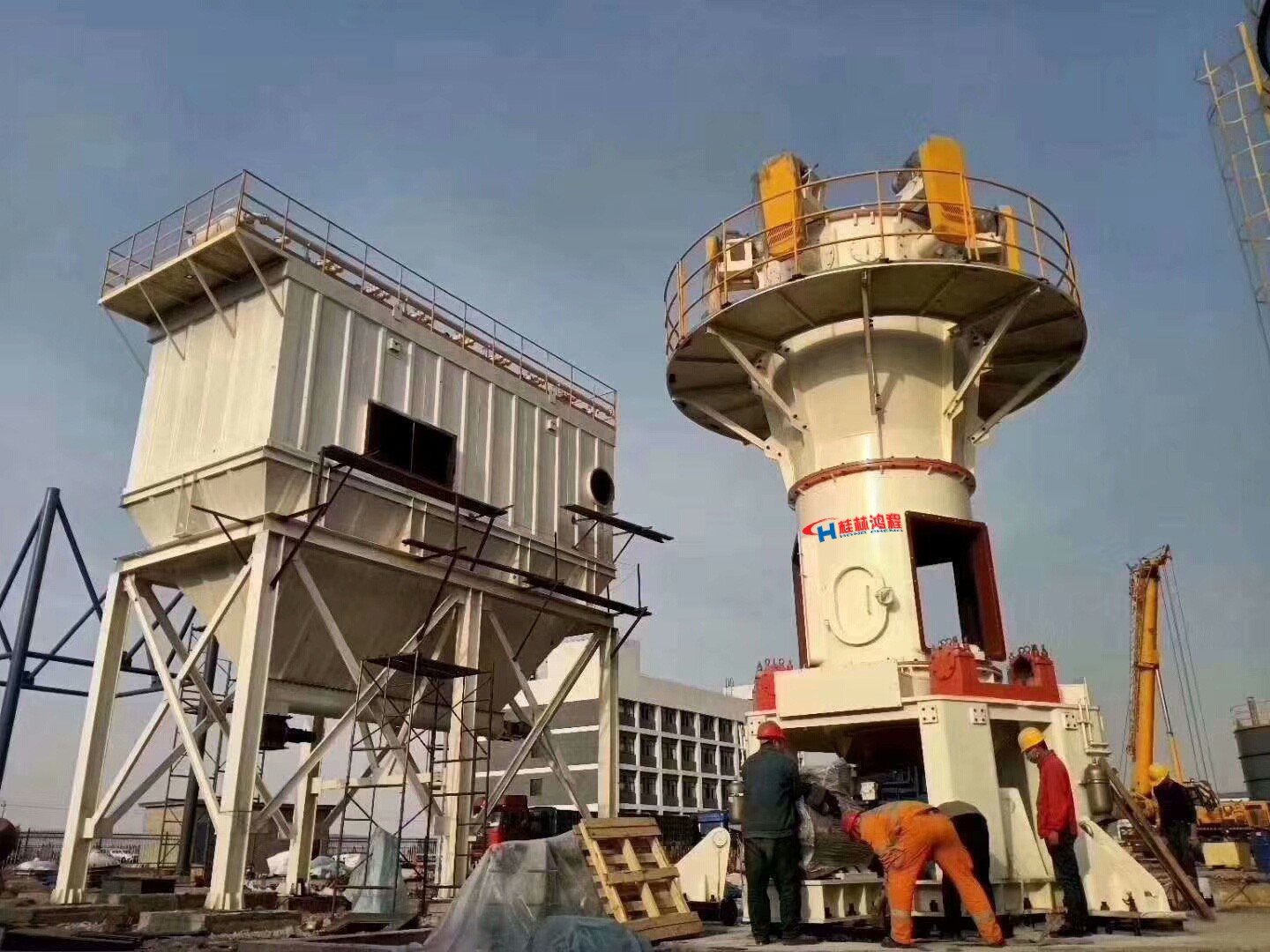 石灰膏立式磨粉机桂林鸿程西北客户第4台开始安装