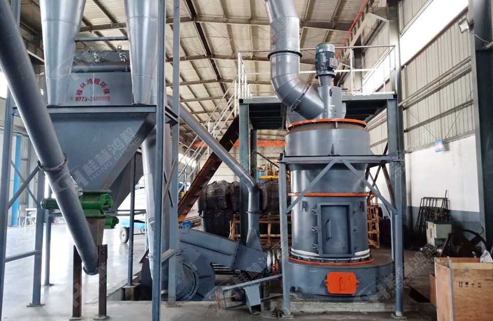 五氧化二矾r3220型高效摆式磨粉机河南安阳客户干净整洁无法车间 产量达3吨 五氧化二矾R3220雷蒙磨粉机河南安阳客户干净整洁无法车间 产量达3吨