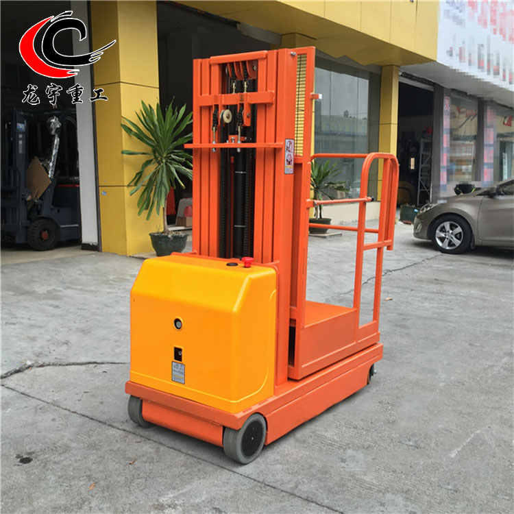 龙宇高空电动取料机 仓库堆料机 载人高空作业车