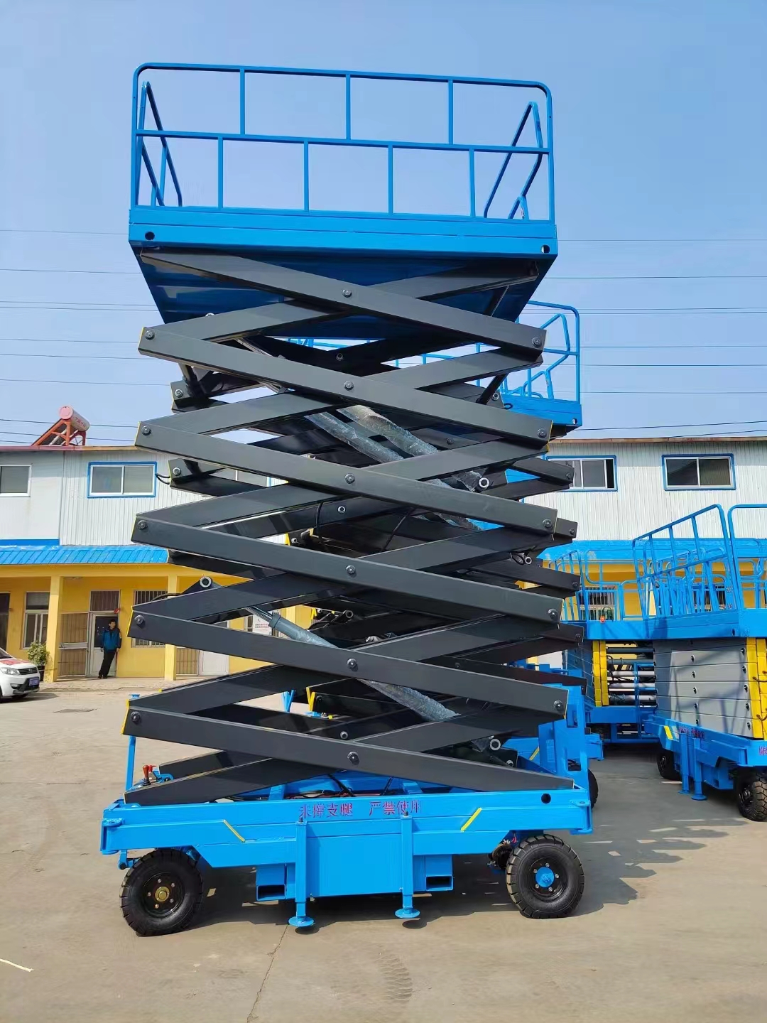 全自动升降机11米 载重500公斤剪叉式升降平台 电动牵引升降车