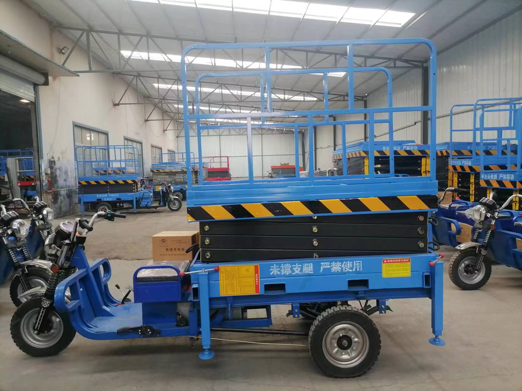 液压支腿式高空作业升降车 电动同步升降台 500公斤移动升降平台车