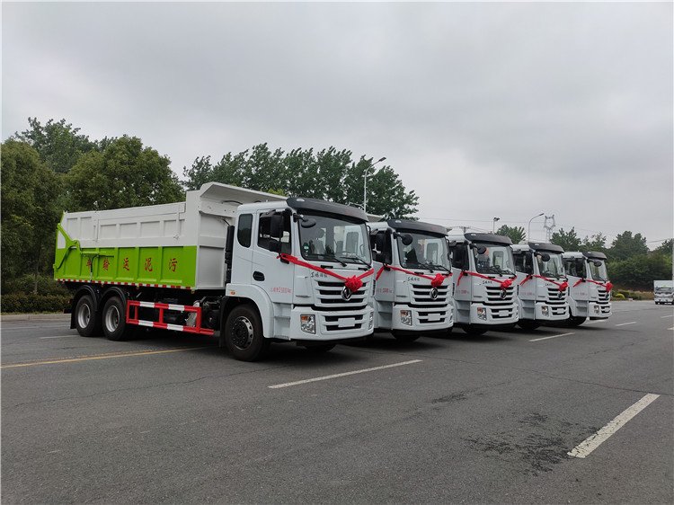 卸料口液压锁紧载重20吨污泥运输车 带自卸含水污泥清运车