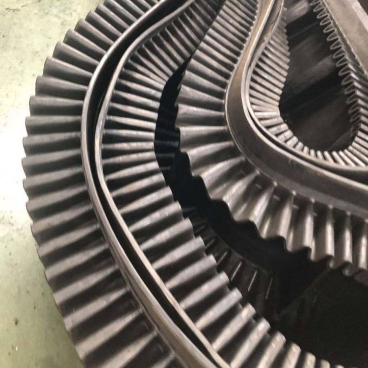 三源 耐高温钢丝绳芯输送带 尼龙人字纹挡边橡胶传送带